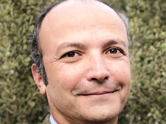 Headshot of Robert Schon
