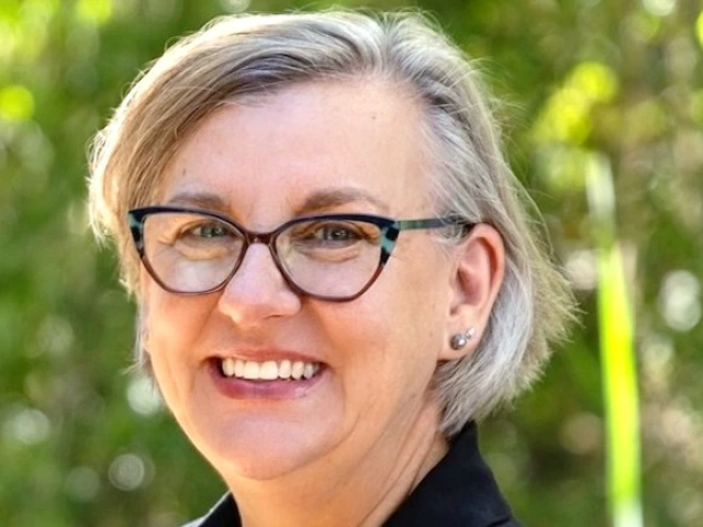 Headshot of Lisa Elfring